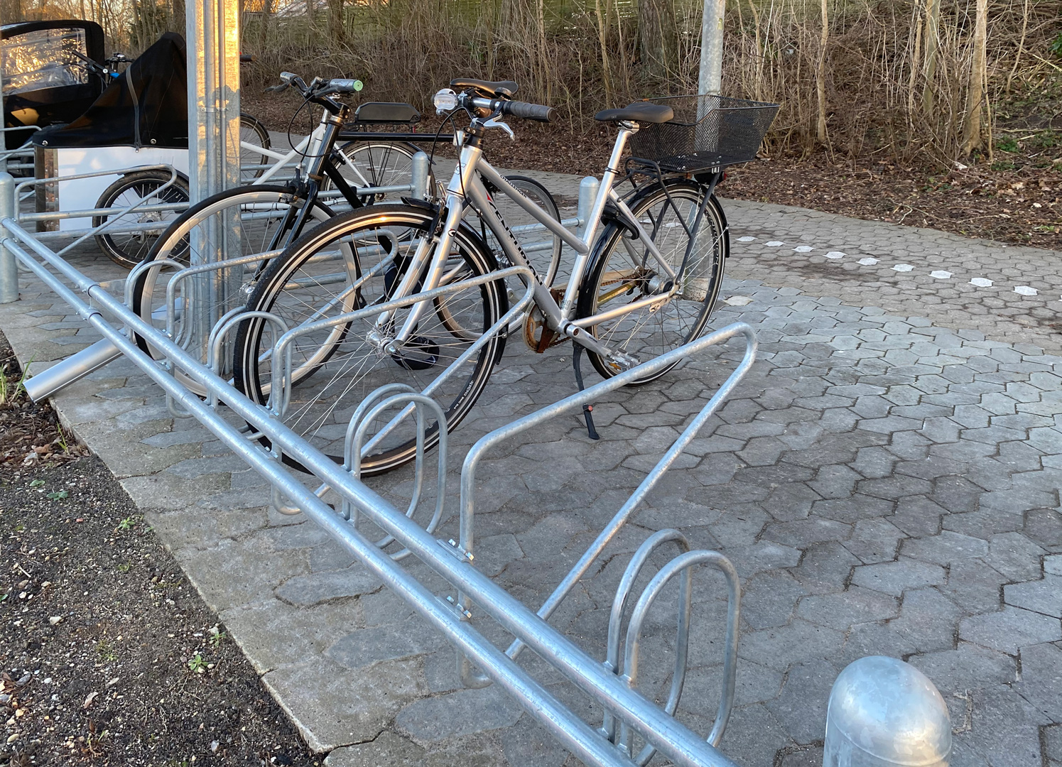 Lock bracket for bike parking