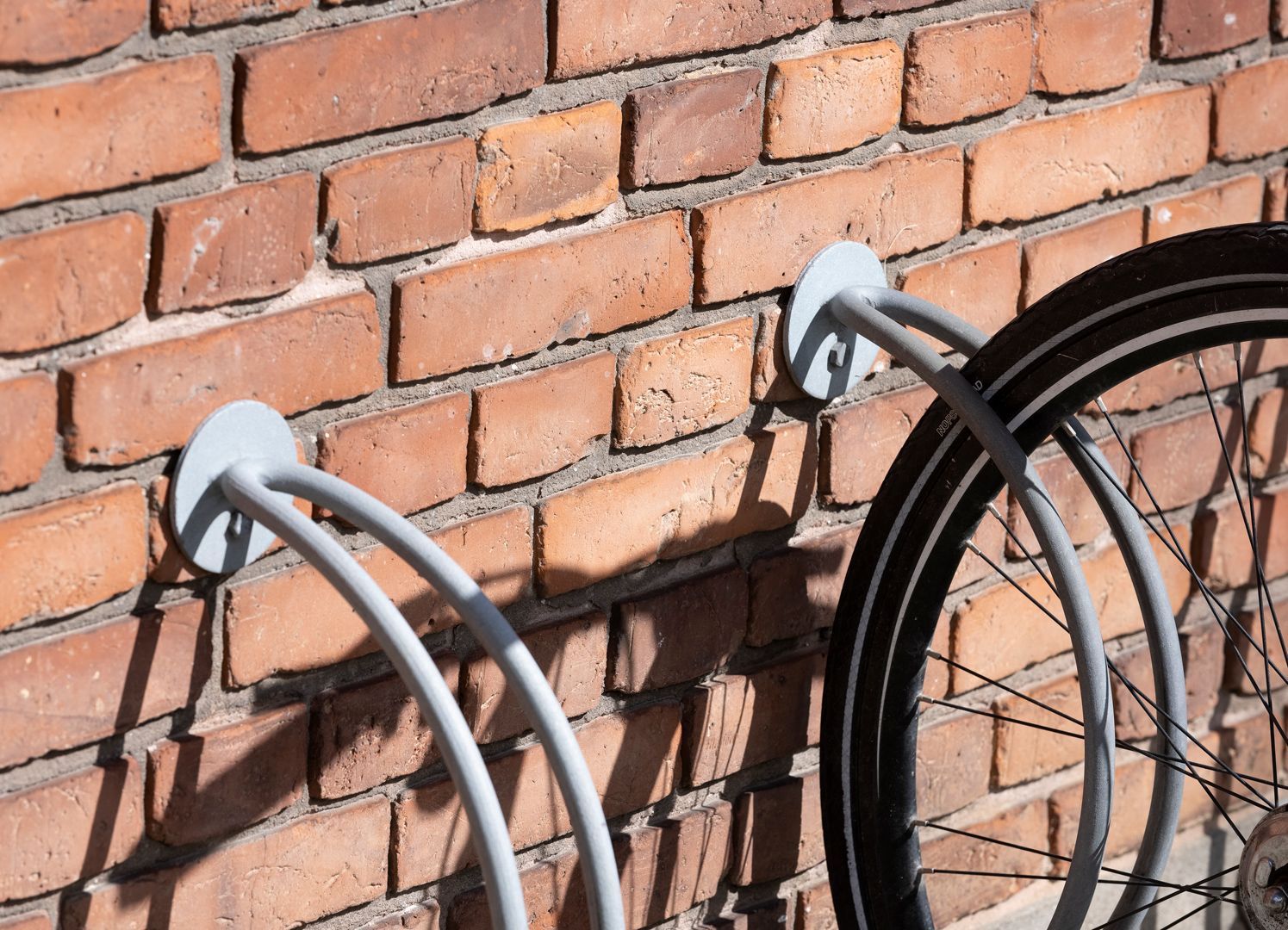 Wall-mounted bicycle rack DIAN