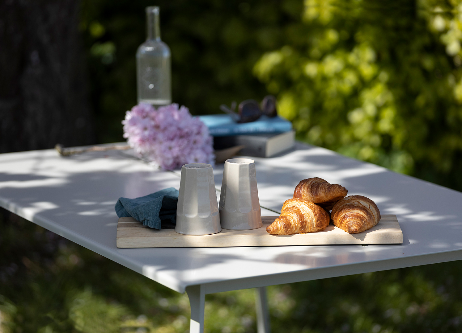 TERÄS table in powder coated steel with coffee and croissants on it