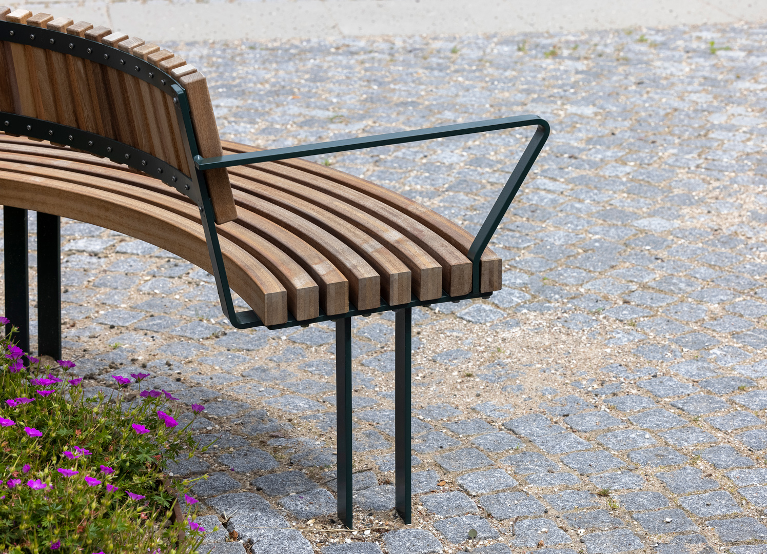 Round bench with armrests
