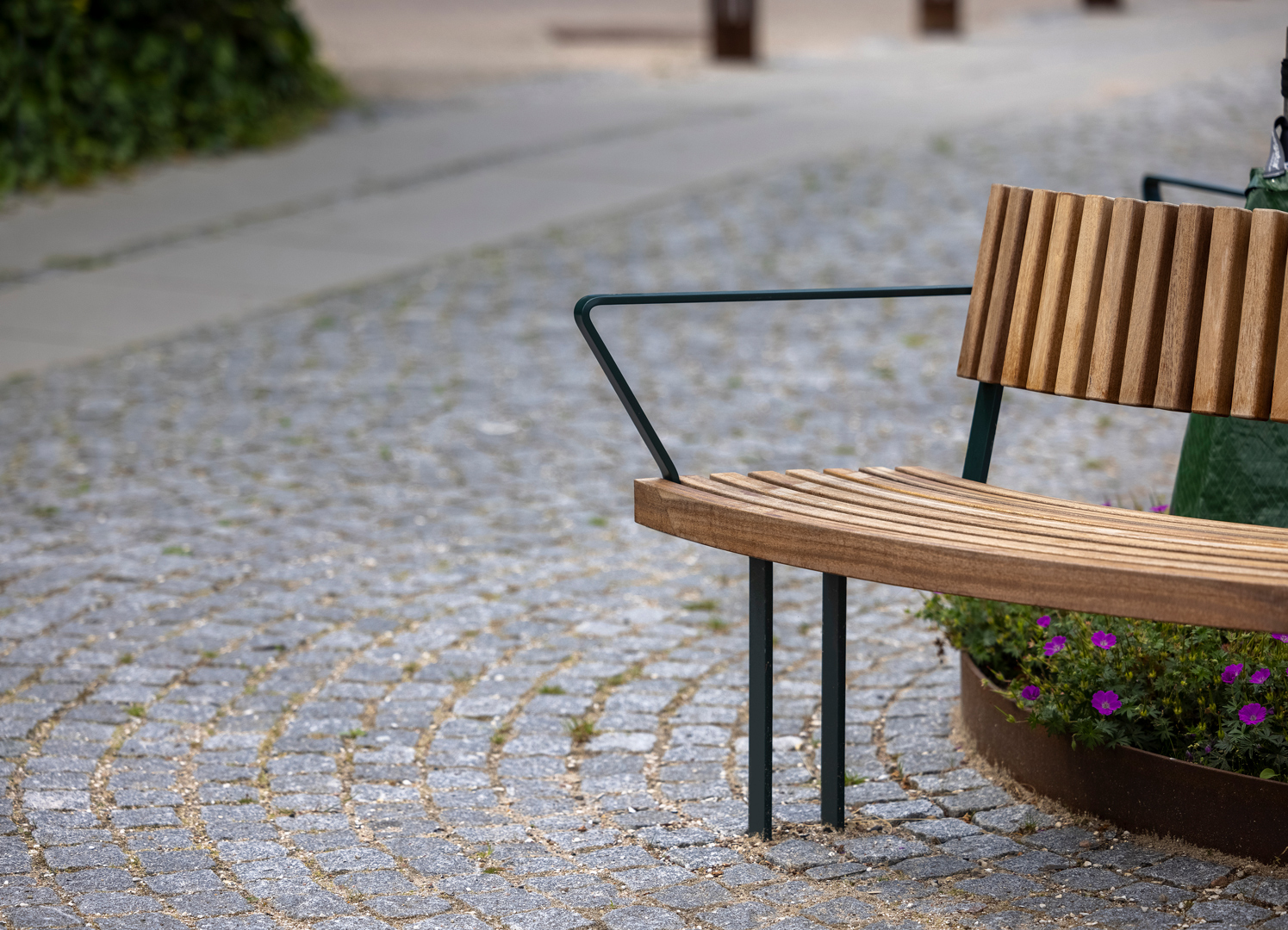 Round bench with armrests