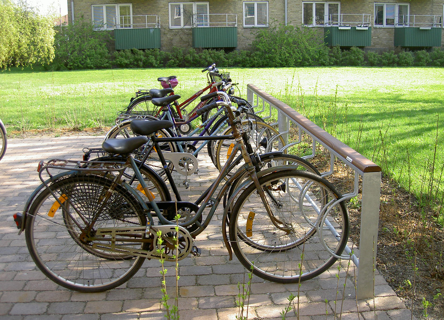 luna-bike-rack-with-wooden-bar-at-lund-housing-association