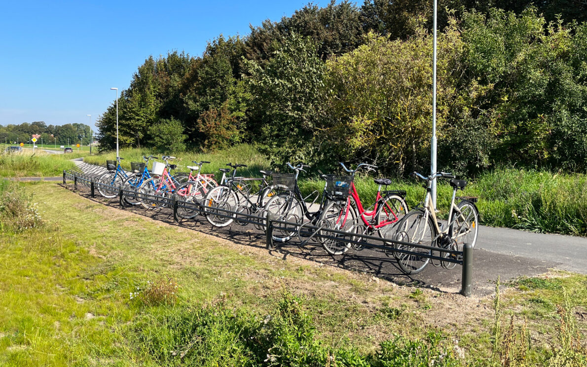 Cykelställ med låsbyglar vid busshållplats