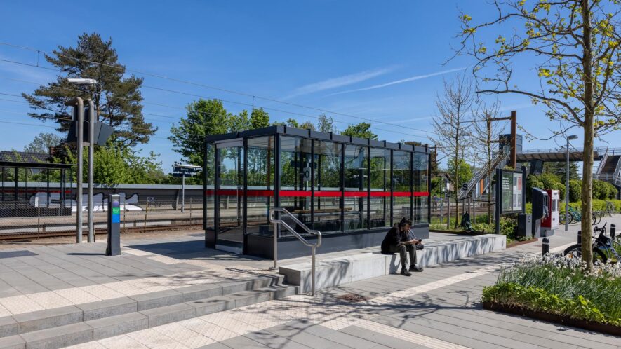 Waiting room shelter for train station platforms